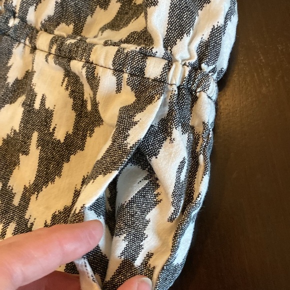 J.Crew Black and White Graphic Cap Sleeve Shorts Jumper. Size XS. With Pockets. - Picture 15 of 16